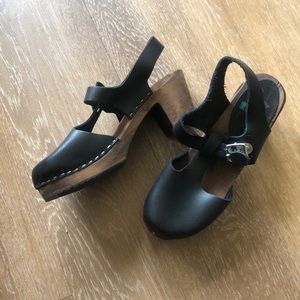 Highwood T-bar black on brown clogs